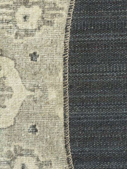 Manor Round Rug - Baroness